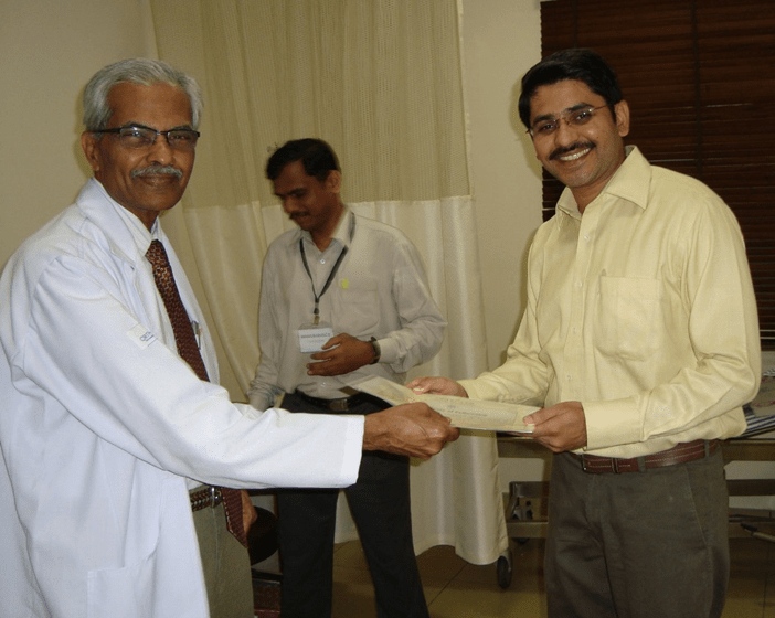 Dr. Jayesh Yadav receiving an Award of ISAKOS Fellowship in Arthroscopic Surgery & Orthopedic Sports Medicine from Dr. David V Rajan at OrthoOne Superspeciality Hospital, Coimbatore, TN.