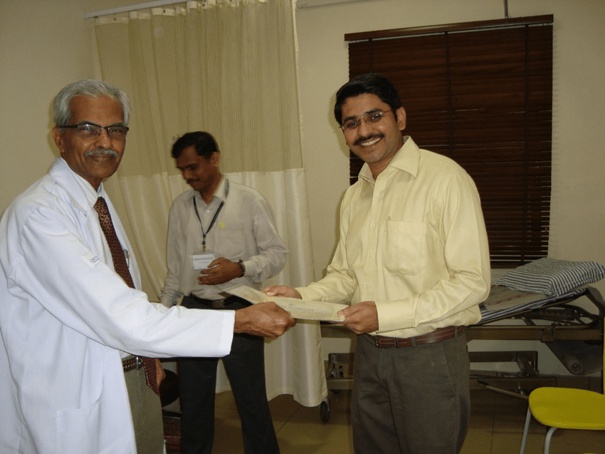 Dr. Jayesh Yadav receiving an Award of ISAKOS Fellowship in Arthroscopic Surgery & Orthopedic Sports Medicine from Dr. David V Rajan at OrthoOne Superspeciality Hospital, Coimbatore, TN.