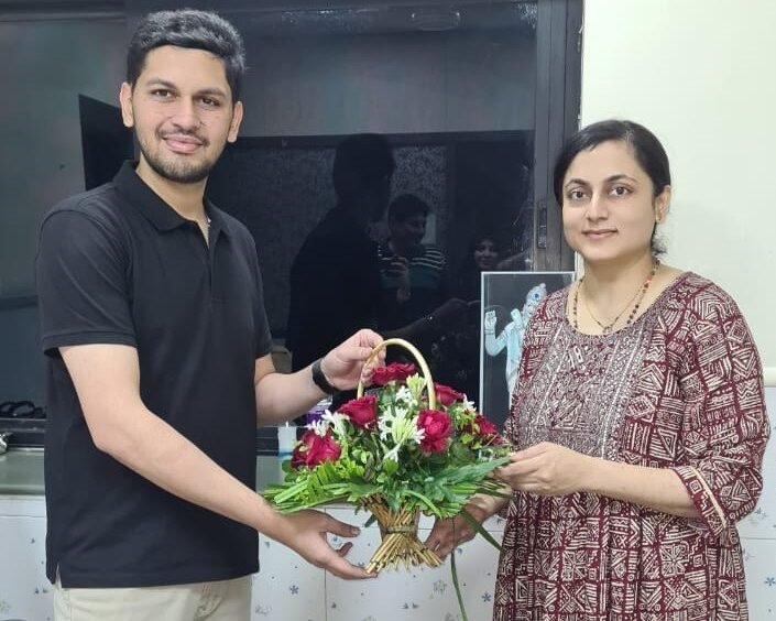 Dr Anuradha Yadav received a bouquet from a recovered patient.