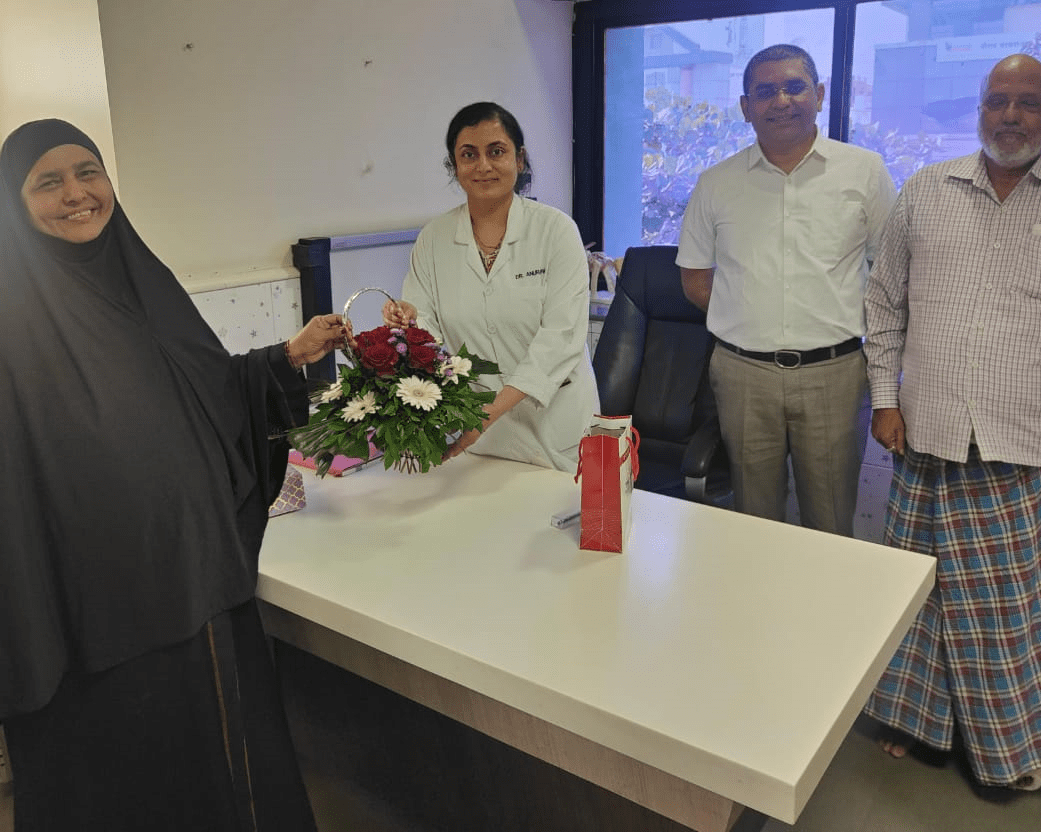 Dr. Anuradha Yadav receiving gratitude from recovered patients