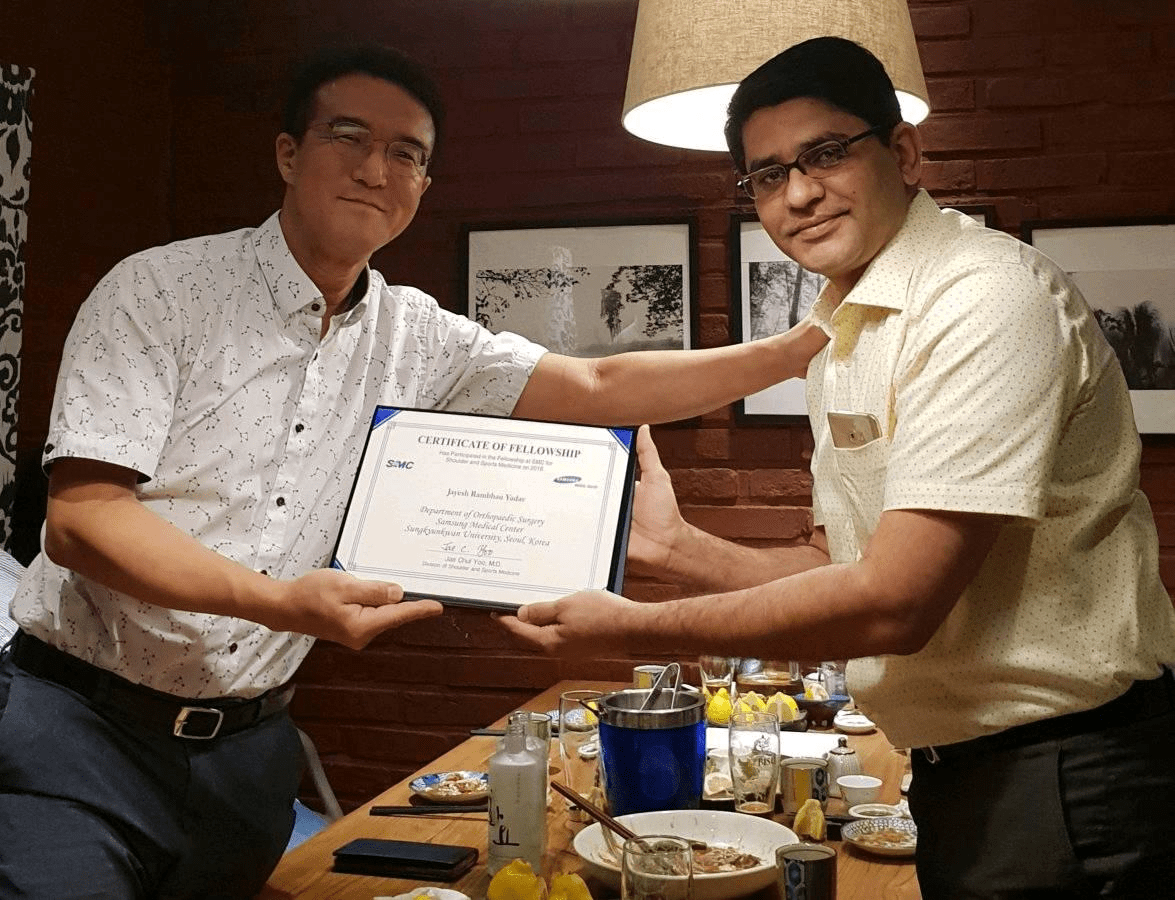 Dr. Jayesh Yadav receiving Fellowship in Advanced Shoulder Surgeries and Shoulder Arthroscopy from Dr. Jae Chul Yoo, SMC, Seoul.