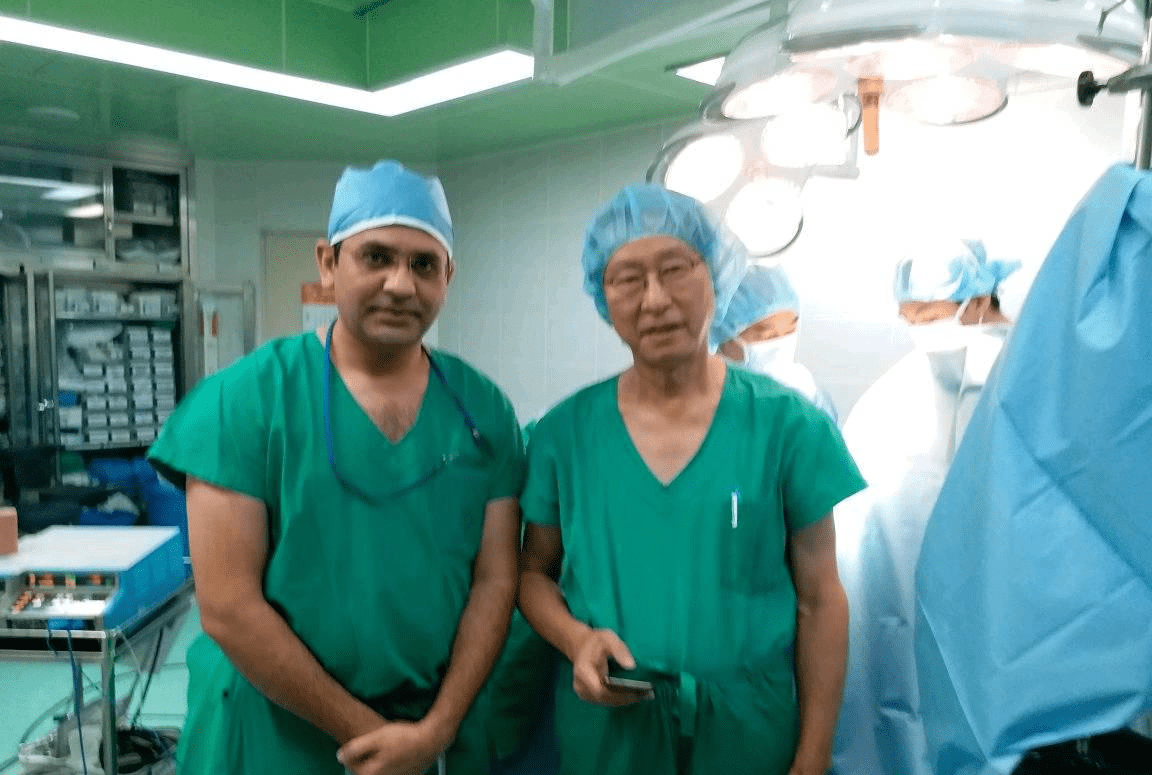Dr. Jayesh Yadav with Eminent Surgeon at SMC, Seoul in the Operating Theatre
