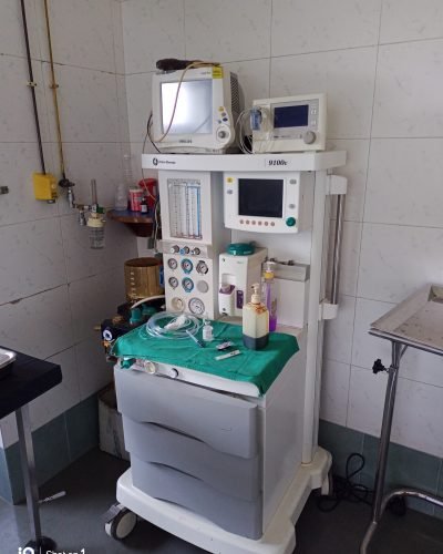 an anesthesia workstation with a multipara monitor at Yadav Super Speciality Hospital