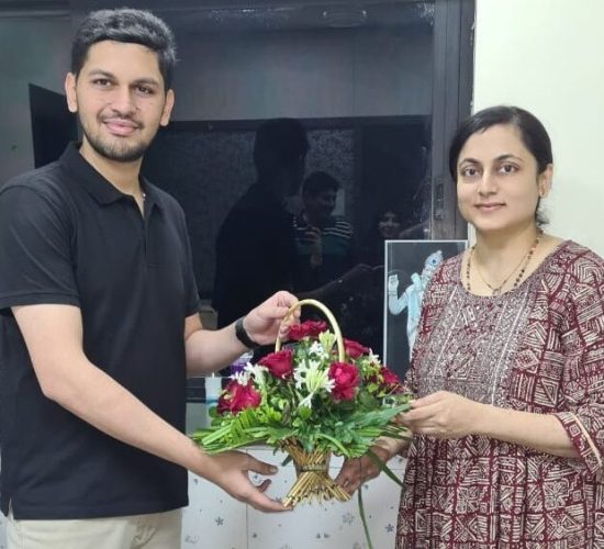 Dr Anuradha Yadav received a bouquet from a recovered patient.
