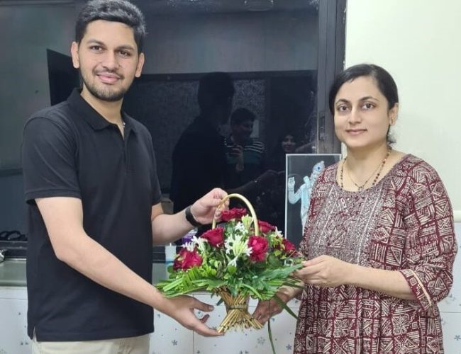 Dr Anuradha Yadav received a bouquet from a recovered patient.