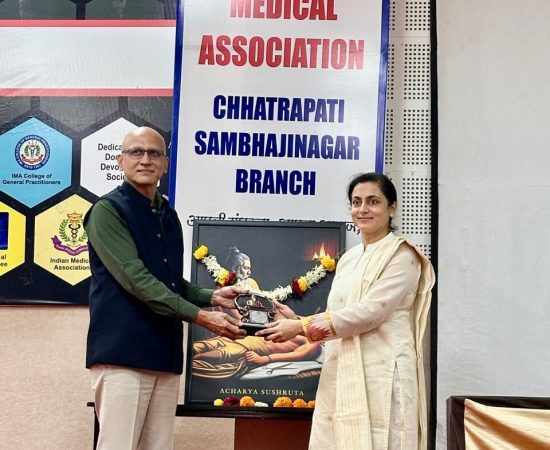 Dr. Anuradha Yadav being awarded by Dr. Jiten Kulkarni at IMA Chhatrapati Sambhajinagar event