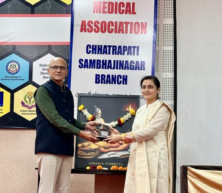 Dr. Anuradha Yadav being awarded by Dr. Jiten Kulkarni at IMA Chhatrapati Sambhajinagar event