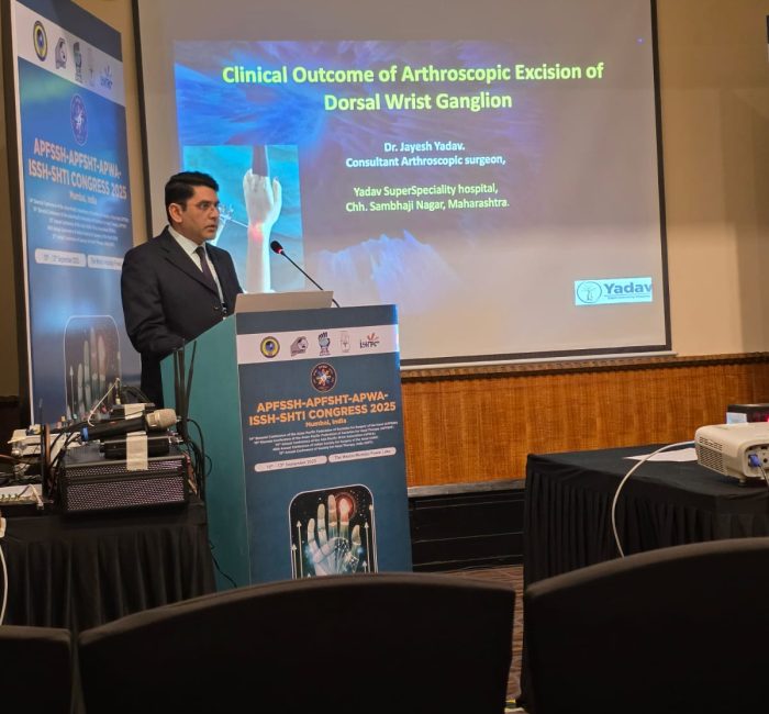 Dr Jayesh Yadav presenting arthroscopic surgery outcomes at APFSSH Congress 2025 Mumbai